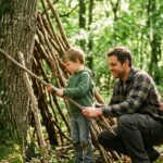 Náhledový obrázek pro článek na téma aktivit s dětmi. Tahle je o stavění domečků v lese.