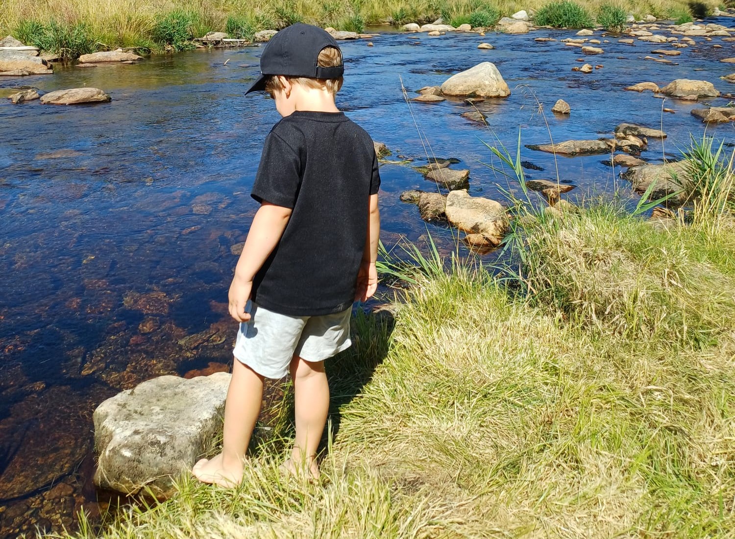 Náhledový obrázek pro článek o tom, že dítě ve 4 letech žije ve světe fantazie. Což je důležitá vývojová fáze, kterou by měl znát každý rodič.