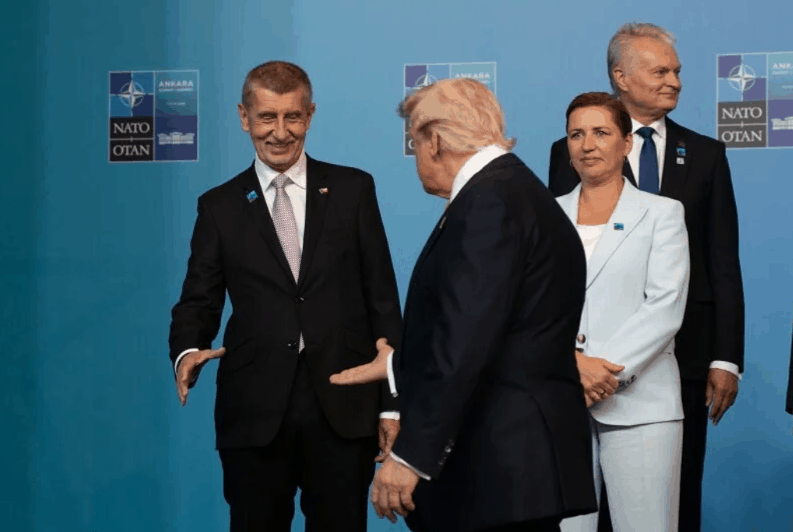 Náhledový obrázek k článku, který se zaobírá tématem podání ruky mezi Donaldem Trumpem a Andrejem Babišem na Summitu NATO 2026, který ukazuje skutečnou situaci.